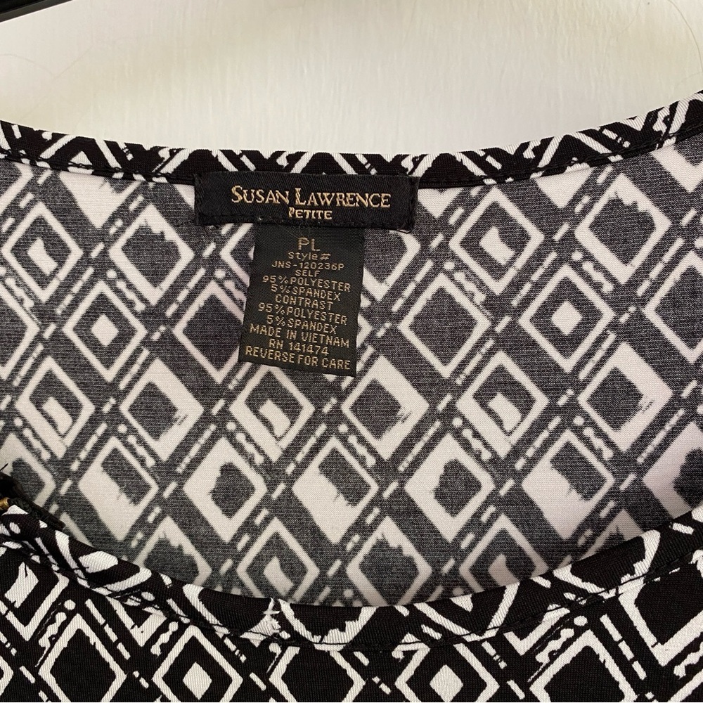 SUSAN LAWRENCE Petite Black & White Geometric Design Short Sleeve Banded Top - Picture 4 of 11